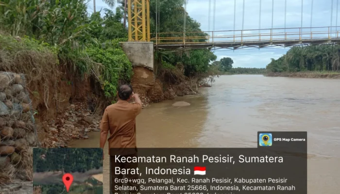 Banjir Bandang Hantam Pessel, Jembatan Koto VIII Pelangai Ambruk