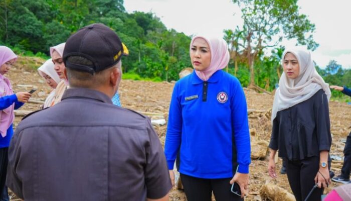 BKOW Sumbar Salurkan Bantuan, Tinjau Korban Bencana Agam