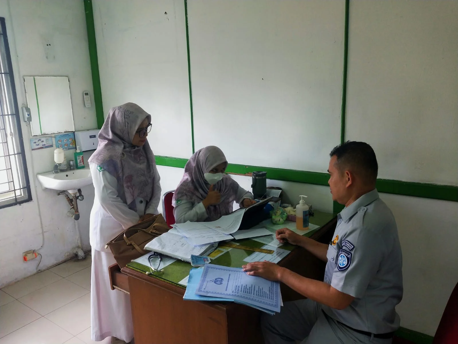 jasa-raharja-sumbar-lakukan-konsultasi-medis-untuk-percepatan-penjaminan-korban-kecelakaan-di-puskesmas-lubuk-buaya
