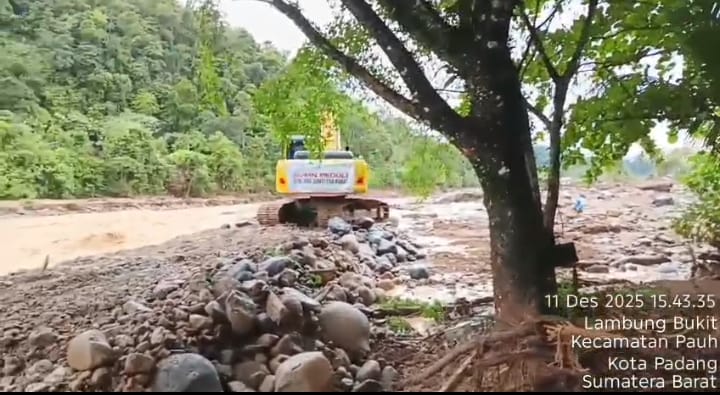 pt-semen-padang-perkuat-penanganan-pascabencana-di-batu-busuk:-alat-berat-bekerja-dua-minggu-tanpa-henti,-fokus-pulihkan-drainase-dan-tanggul-sungai