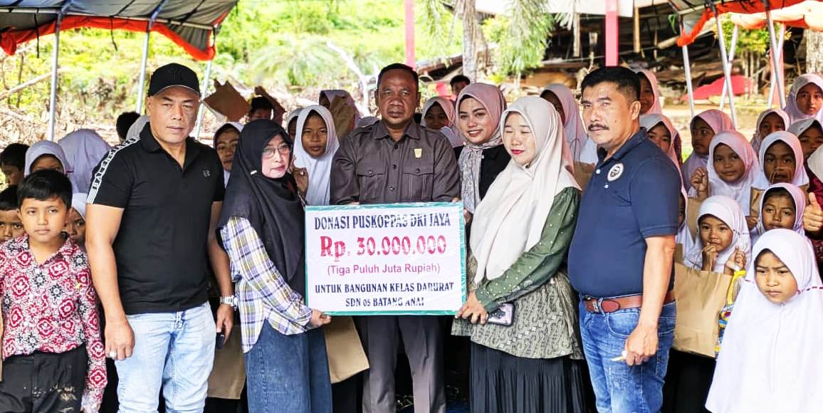 aprinaldi-terima-donasi-rp-30-juta-dari-puskoppas-jaya-untuk-bangun-kelas-darurat-sd-05-batang-anai