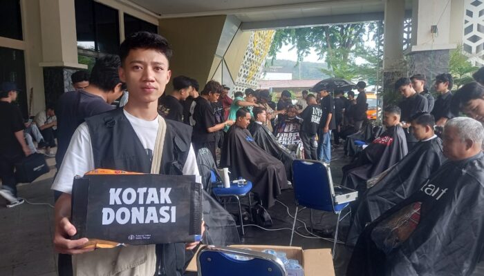 Cukur Gratis Bantu Korban Banjir, Barber Padang Galang Donasi