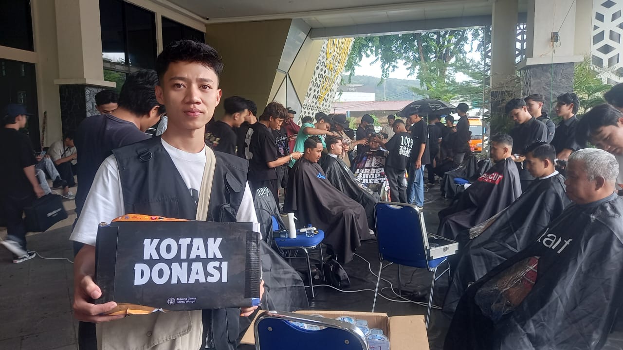 donasi-untuk-sumatra,-barber-padang-pindahkan-layanan-cukur-ke-gedung-bagindo-aziz-chan
