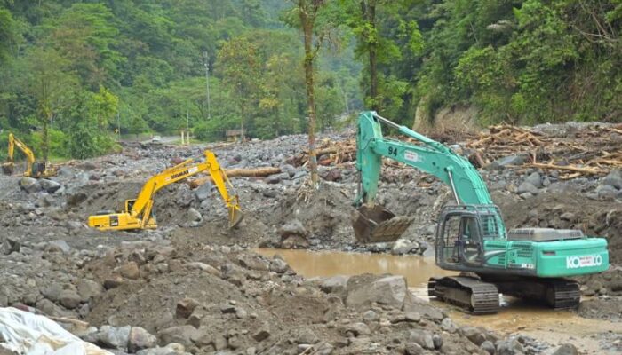 Pemprov Sumbar Pacu Penanganan Bencana dengan Alat Berat dan Geobag