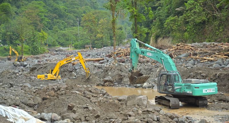 pemprov-kerahkan-35-alat-berat-dan-pasang-940-geobag-percepat-penanganan-dampak-bencana