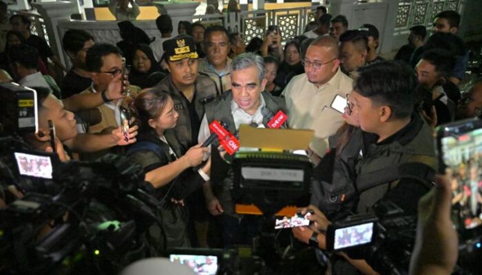 Ketua MPR Tinjau Banjir Padang, Serahkan Bantuan Dua Truk