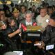 ketua-mpr-ri-dan-wagub-vasko-tinjau-korban-banjir-di-nanggalo,-serahkan-dua-truk-bantuan