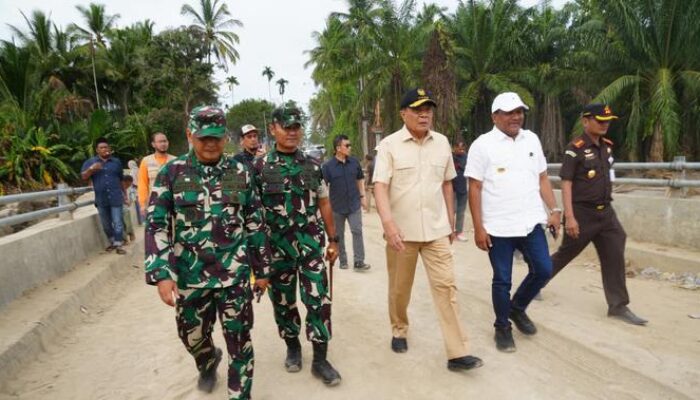 Menko Polkam Djamari Chaniago Tinjau Progres Perbaikan Jembatan di Aceh