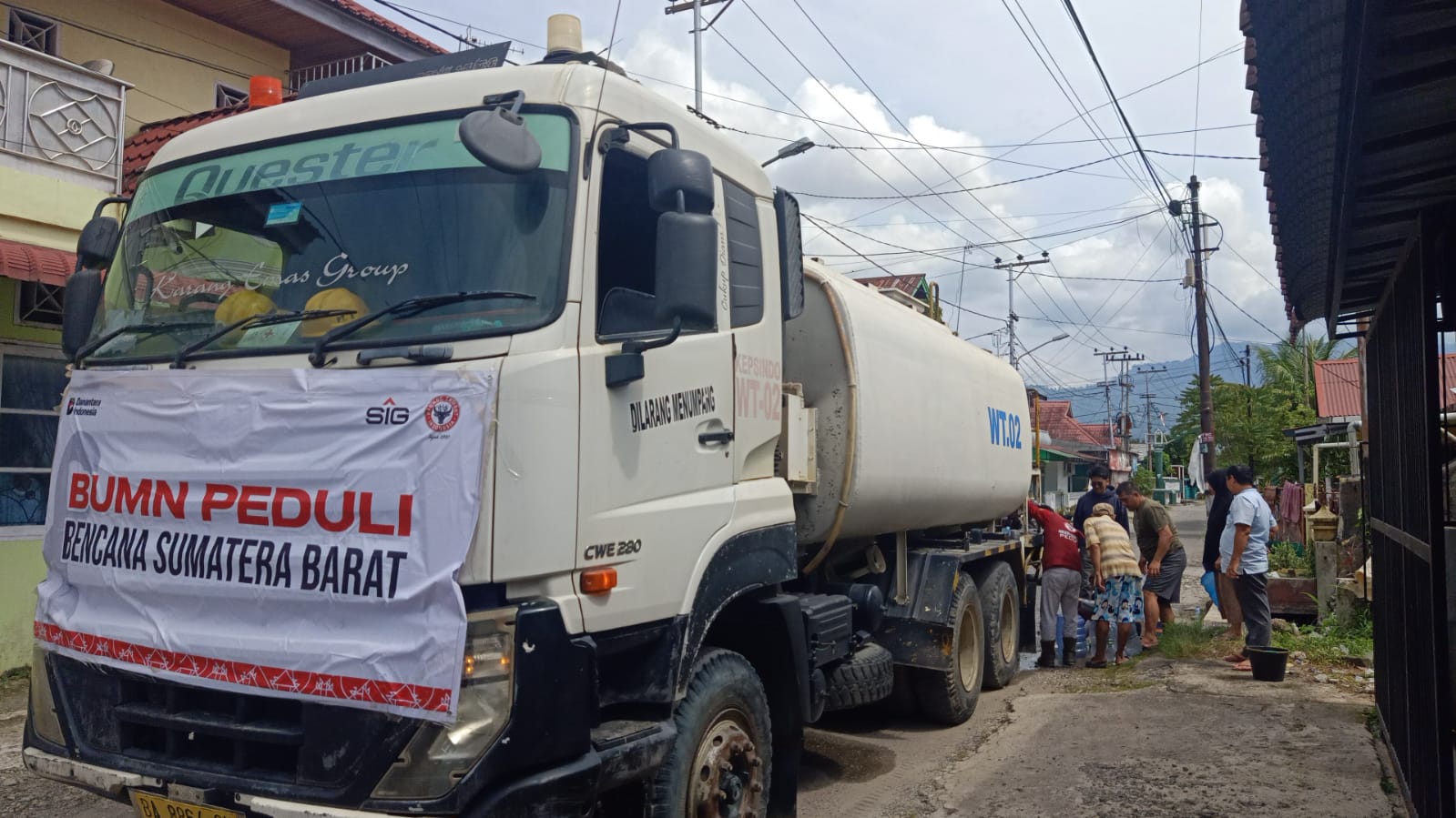 semen-padang-peduli-salurkan-232-ribu-liter-air-bersih-ke-daerah-terdampak-bencana-di-padang