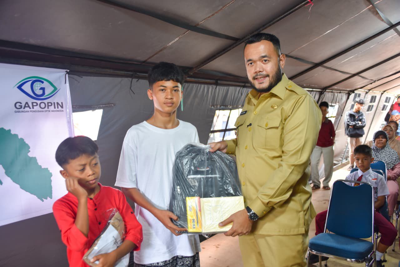 pemko-padang-salurkan-bantuan-seragam-dan-alat-tulis-untuk-1.229-siswa-terdampak-bencana