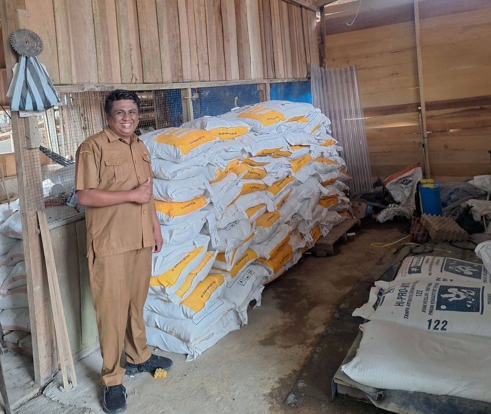 bupati-dharmasraya-salurkan-bantuan-bibit-jagung-untuk-100-ha-lahan-tanam-di-sipangkur