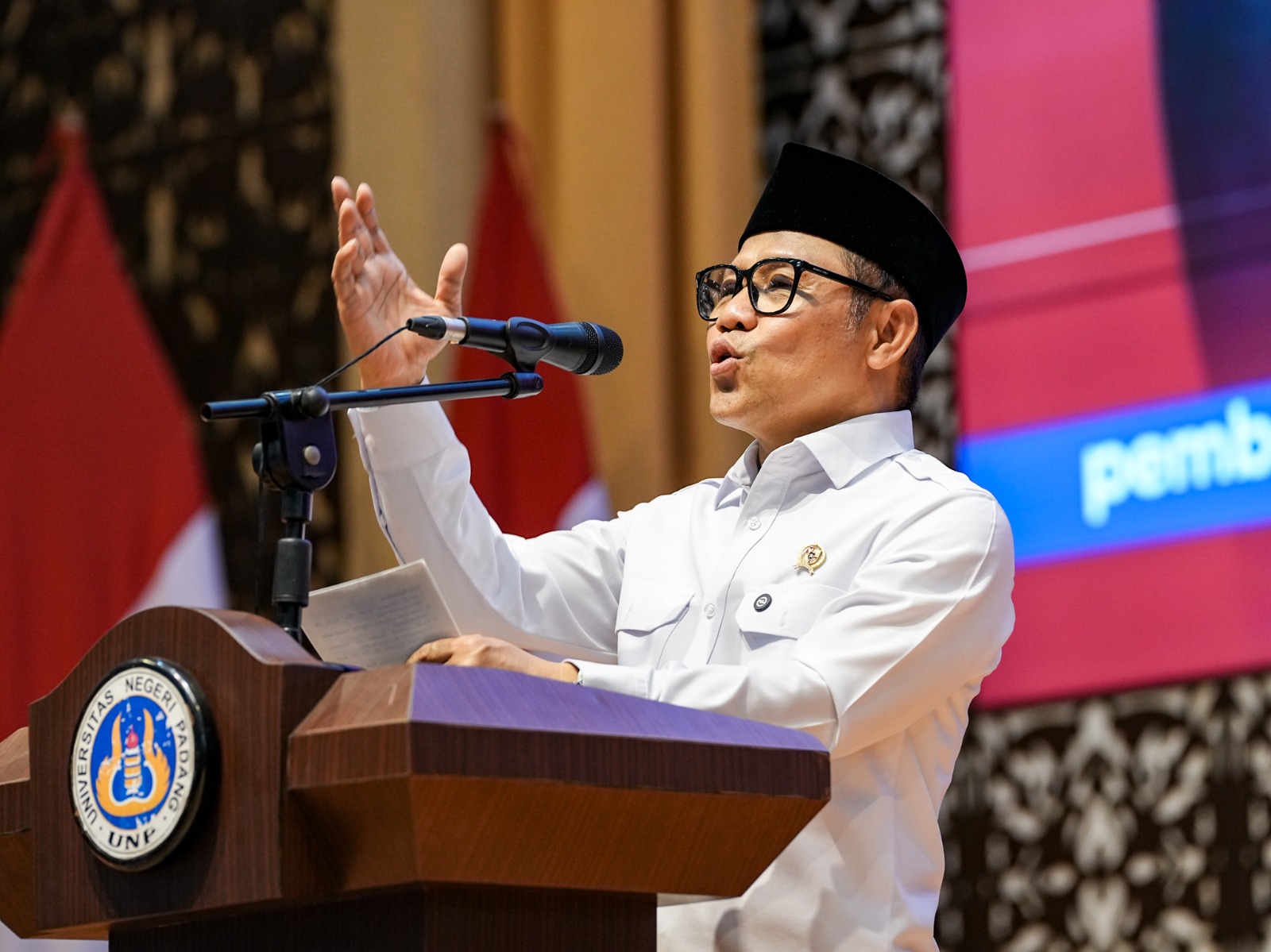 “dulu-kkn-punya-tiga-pacar”,-cak-imin-semangati-mahasiswa-unp-kkn-di-lokasi-bencana