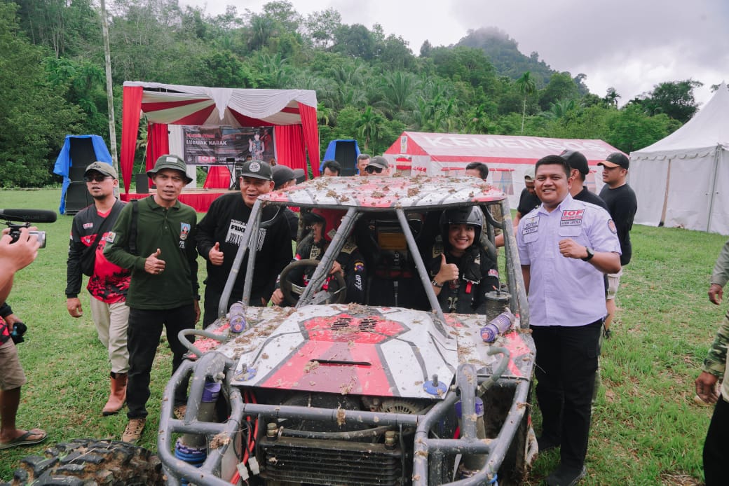 cegah-potensi-bencana,-bupati-dharmasraya-naik-mobil-offroad-terobos-hutan-lubuak-karak