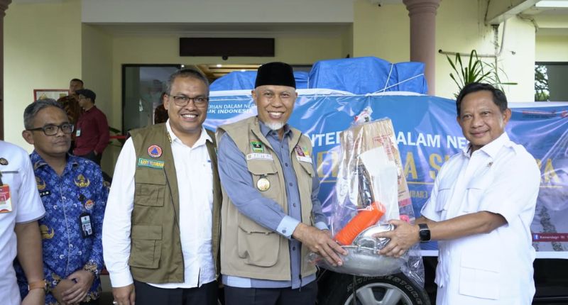 serahkan-bantuan,-mendagri-tito-karnavian-nilai-pemprov-sumbar-responsif-tangani-bencana