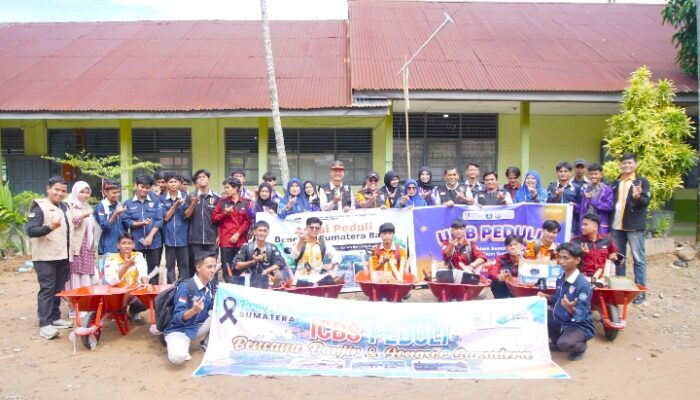 UISB Bersihkan Lumpur, Pulihkan Sekolah Pasca Bencana di Padang
