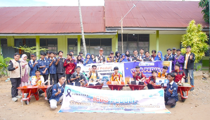 universitas-islam-sumatera-barat-bersihkan-lumpur-pasca-bencana-di-sma-negeri-9-padang