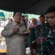 momen-prabowo-cicipi-nasi-goreng-dapur-umum-saat-kunjungi-sumbar