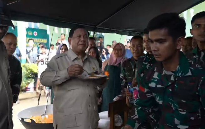 momen-prabowo-cicipi-nasi-goreng-dapur-umum-saat-kunjungi-sumbar