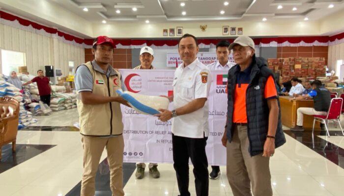 UEA Serahkan Bantuan ke Korbana Bencana Agam via ERC