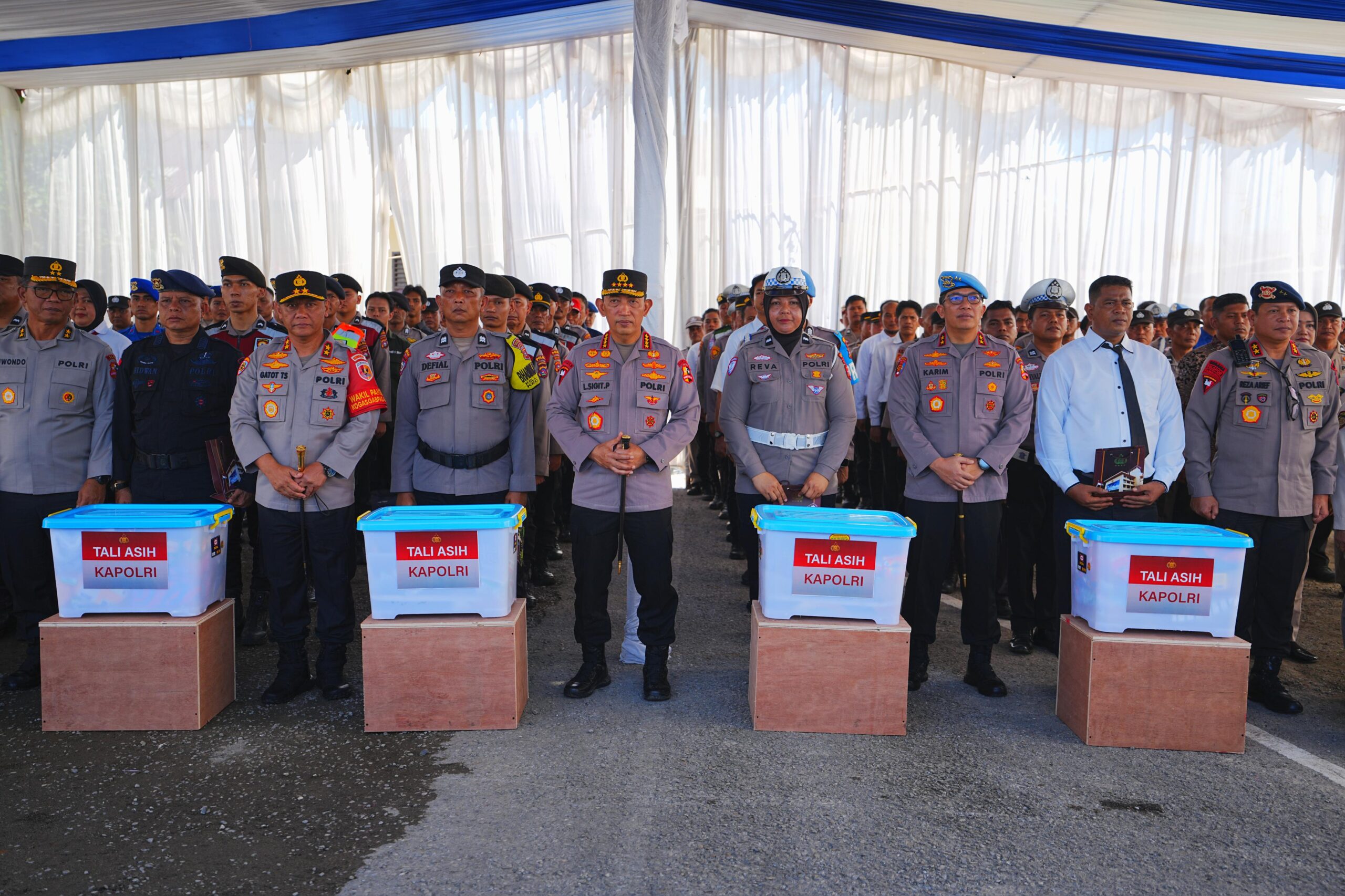 170-personel-polri-terdampak-bencana-di-sumbar,-kapolri-salurkan-bantuan-kemanusiaan