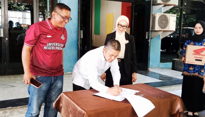 Dispora Hibahkan Peralatan, KONI Padang Tingkatkan Prestasi Olahraga