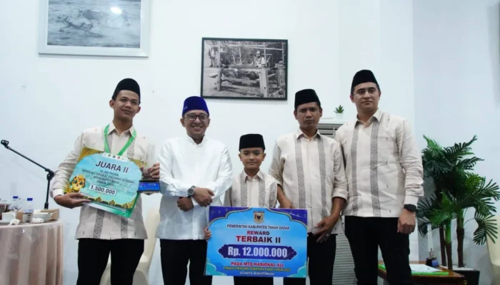 Pulang dari MTQ, Bupati Eka Putra Langsung Serahkan Bonus Kafilah