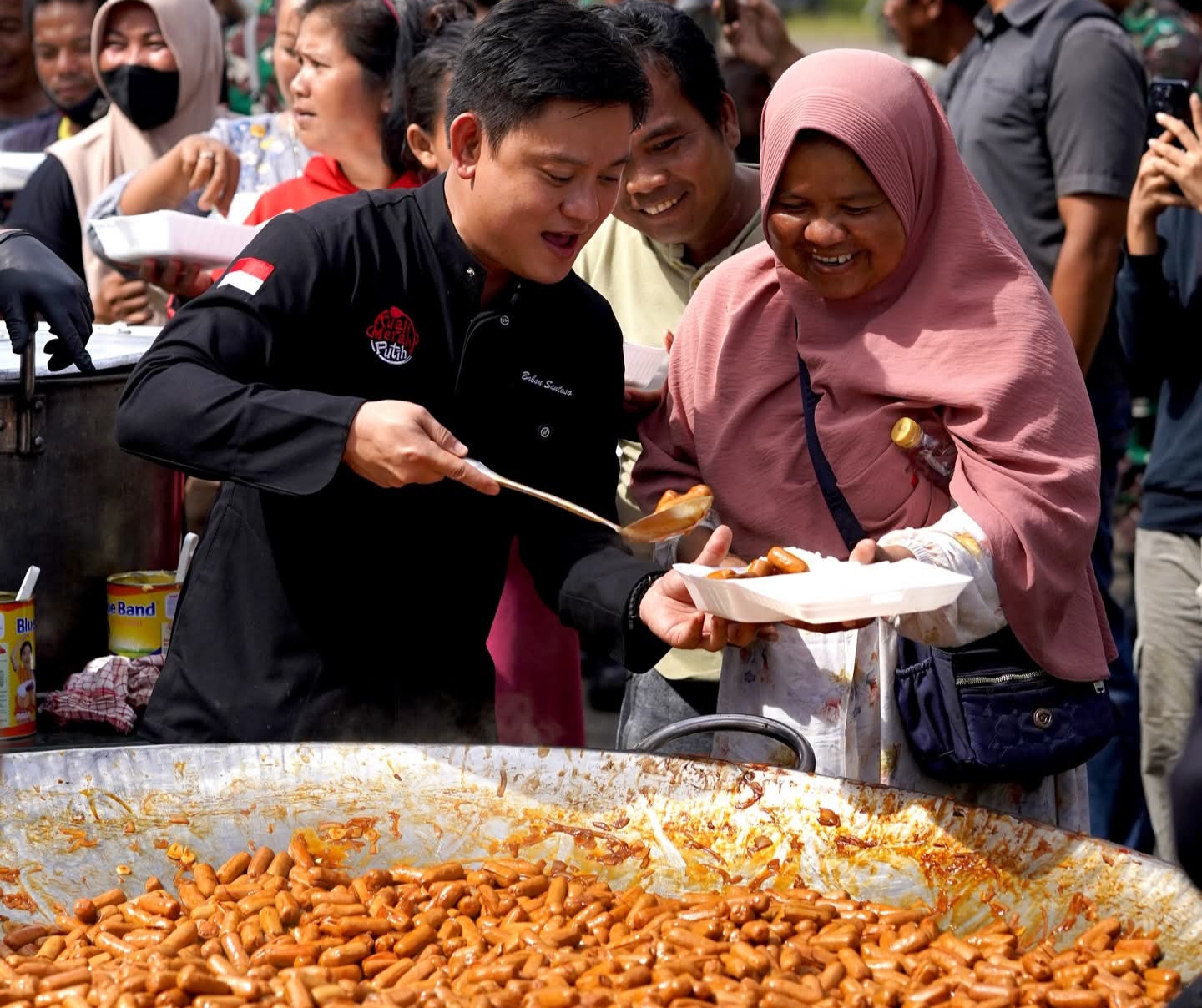 food-vloger-bobon-santoso-masak-besar-untuk-korban-bencana-di-padang,-sediakan-10.000-porsi-sehari