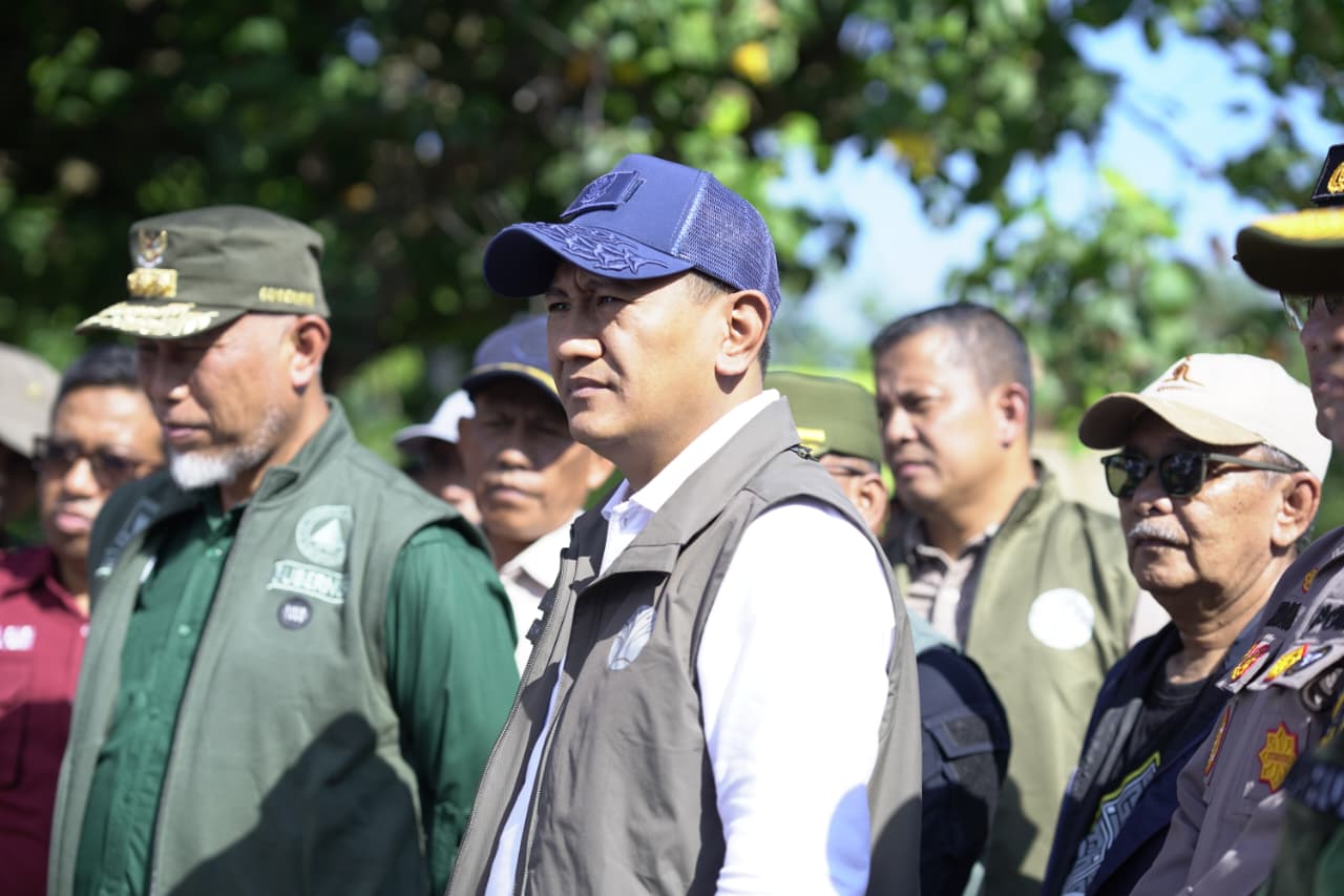 gubernur-sumbar-bersama-wamen-kehutanan-gotong-royong-bersihkan-pantai-morgan-parupuk-tabing