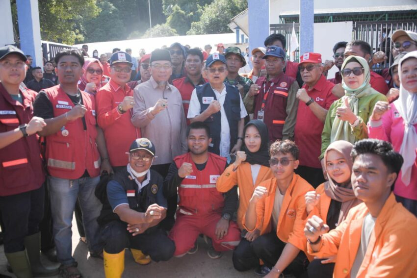 tinjau-kerusakan-batu-busuk,-jusuf-kalla-instruksikan-pmi-penuhi-kebutuhan-mendesak-korban-banjir-padang