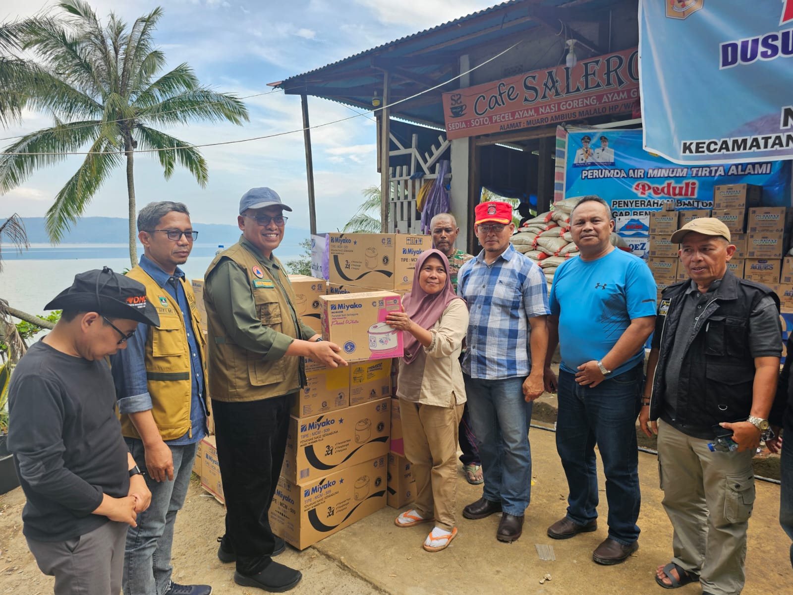 sekda-sumbar-salurkan-bantuan-untuk-warga-malalo-tanah-datar