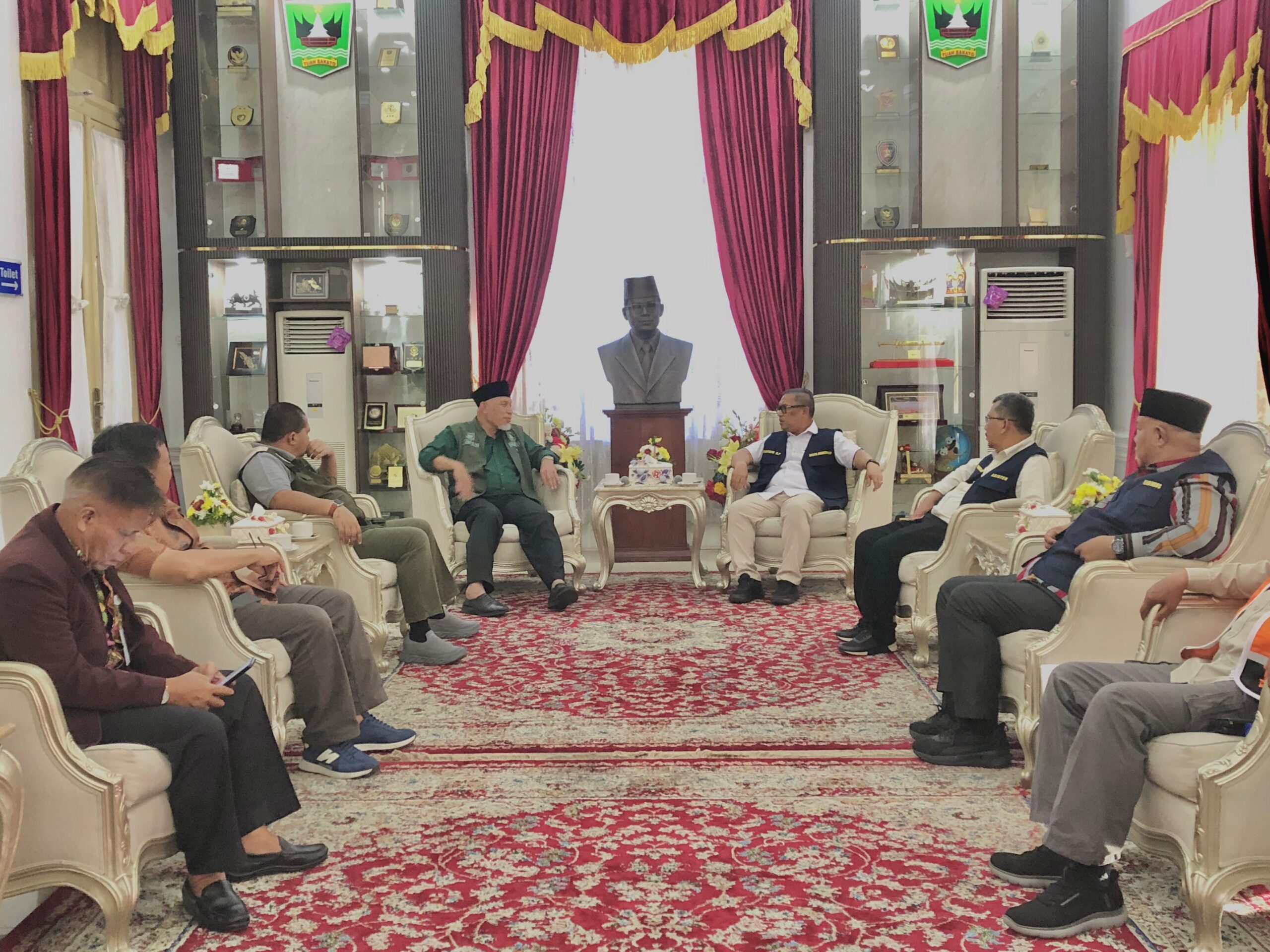 gubernur-sumbar-terima-bantuan-rp1,15-miliar-dari-pemprov-kepri-untuk-korban-banjir-bandang