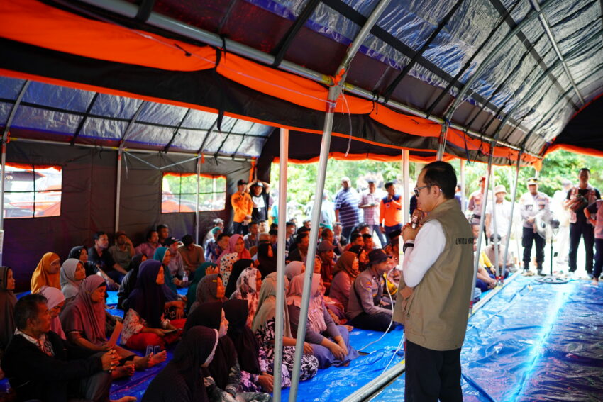 tinjau-lokasi-banjir-pesisir-selatan,-rektor-unand-pastikan-mahasiswa-terdampak-dapat-keringanan-ukt