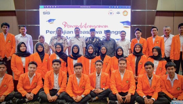 Semen Padang Tingkatkan SDM, Salurkan Beasiswa Anak Nagari Berprestasi
