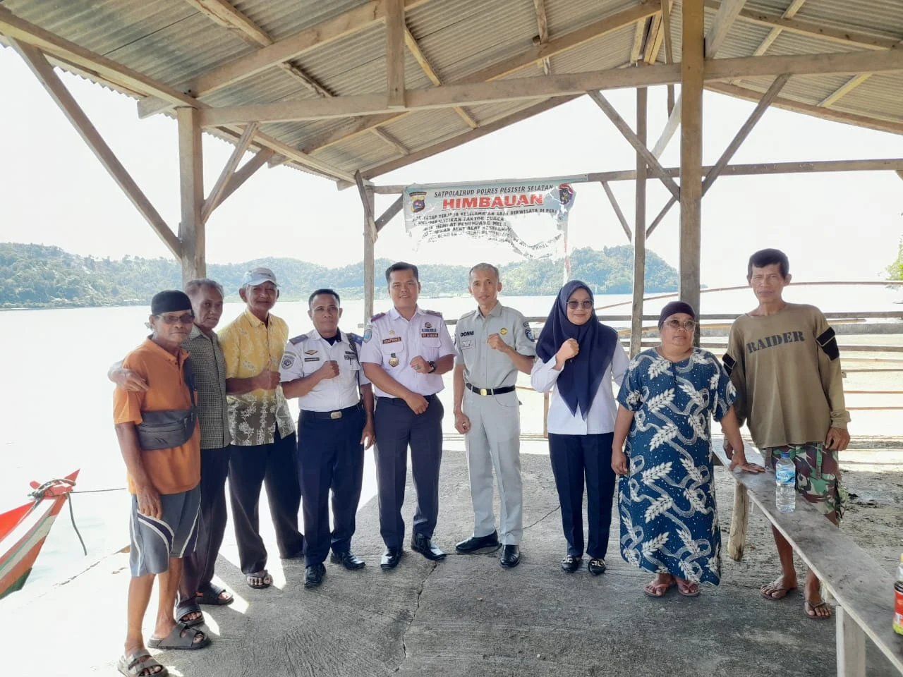 dukung-transportasi-wisata-tertib,-jasa-raharja-sumbar-serahkan-bantuan-meja-dan-kursi-di-dermaga-batu-kareta-carocok