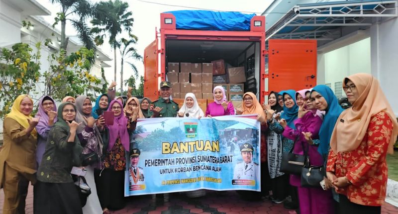 2,5-ton-rendang-untuk-korban-bencana-di-aceh,-sumut-–-sumbar-resmi-dikirim-dari-ranah-minang