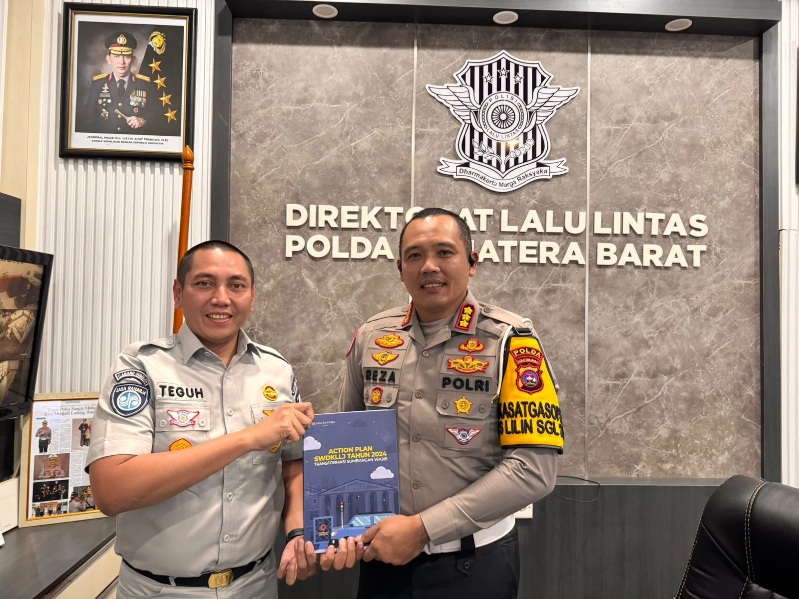 jasa-raharja-sumbar-serahkan-buku-‘action-plan’-swdkllj-perkuat-transformasi-pelayanan