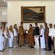 serahkan-cindera-mata-kepada-bupati-yulianto,-penantian-panjang-2.695-honorer-pasbar-berujung-bahagia