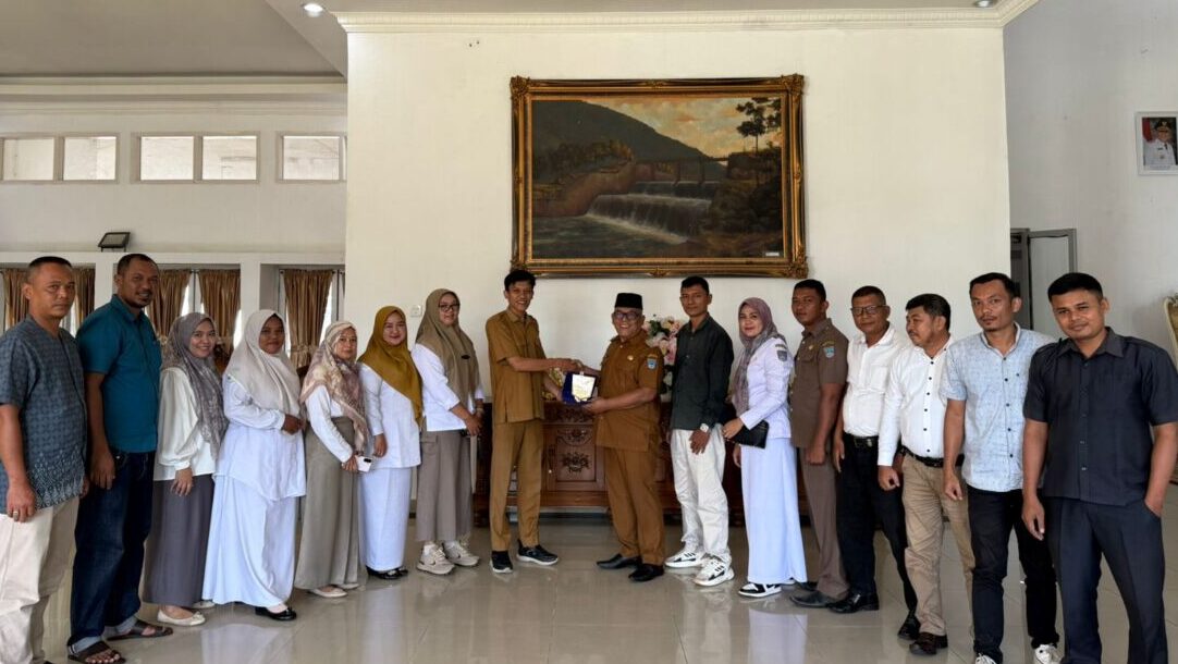 serahkan-cindera-mata-kepada-bupati-yulianto,-penantian-panjang-2.695-honorer-pasbar-berujung-bahagia