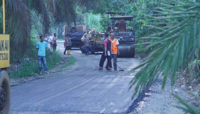 Pemkab Dharmasraya Rampungkan Perbaikan Jalan Tiuman