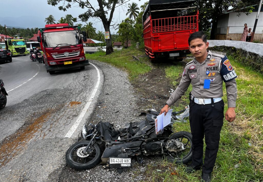 mahasiswa-asal-dharmasraya-selamat-dari-maut,-motor-hancur-terlindas-truk-di-jalan-lintas-solok-padang