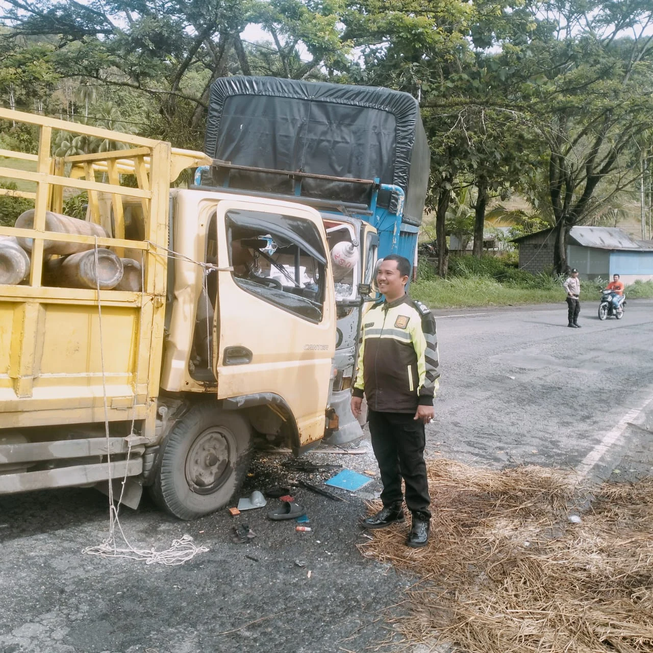 diduga-sopir-hilang-kendali,-dua-truk-colt-diesel-bertabrakan-di-ix-koto-lasi-solok