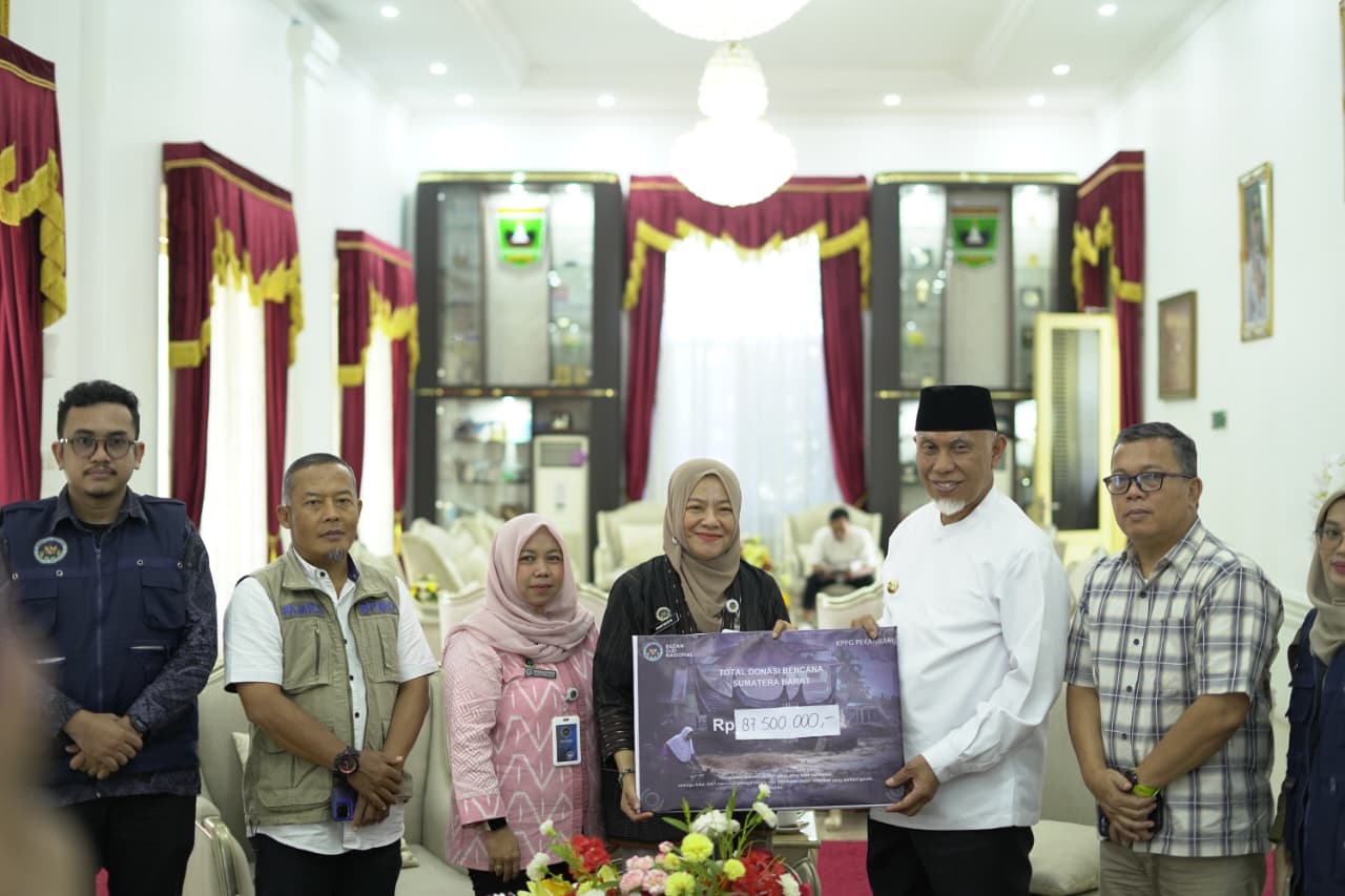 gubernur-sumbar-terima-bantuan-rp87,5-juta-dari-bgn-untuk-korban-bencana