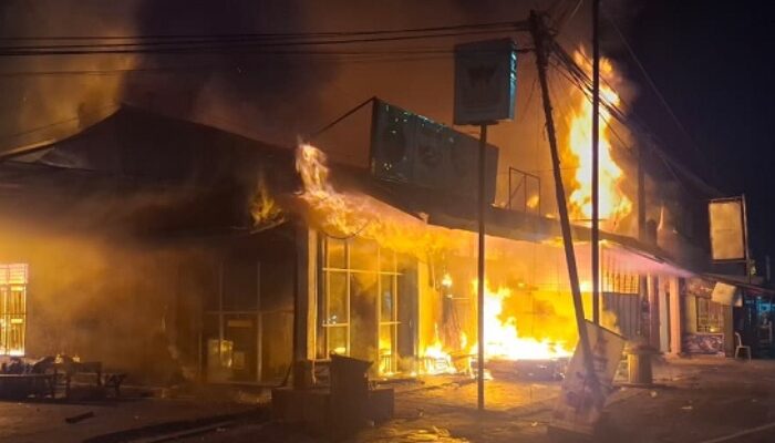 Api Ludeskan Rumah-Toko di Padang, Kerugian Capai Miliaran Rupiah