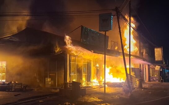 rumah-dan-tiga-petak-toko-di-banda-buek-padang-terbakar