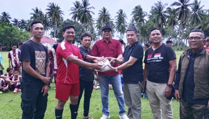 PKPS Dan HKB Pacu Semangat Sepakbola Batangkapas, Beri Bantuan Bola