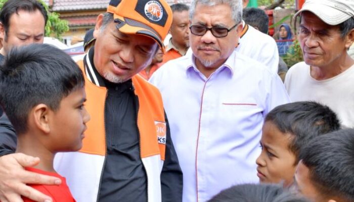 Presiden PKS Tinjau Malalak, Salurkan Bantuan, Dorong Pemulihan Ekonomi