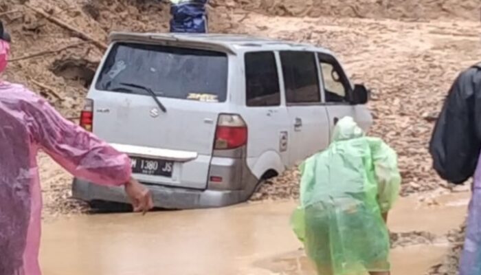 Agam Diterjang Banjir, Longsor Lumpuhkan Akses, Mobil Terjebak Material