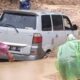 mobil-terjebak-longsor-di-kampung-pisang,-akses-bukittinggi-maninjau-terputus