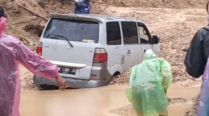 mobil-terjebak-longsor-di-kampung-pisang,-akses-bukittinggi-maninjau-terputus