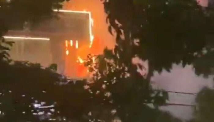 Api Lalap Reklame Sarinah Thamrin, Petugas Damkar Berjibaku Padamkan